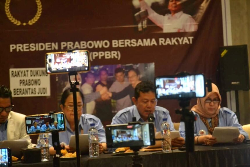 Kelompok aktivis yang tergabung dalam Presiden Prabowo Bersama Rakyat (PPBR) mengungkap temuan mengejutkan terkait legalitas perjudian di Indonesia, (16/11/2024). (tim)
