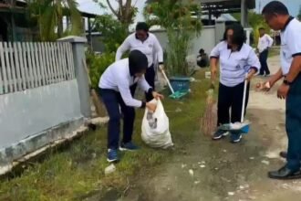Kebersihan untuk lingkungan sehat di Komplek Lanal Palu, (21/11/2024).