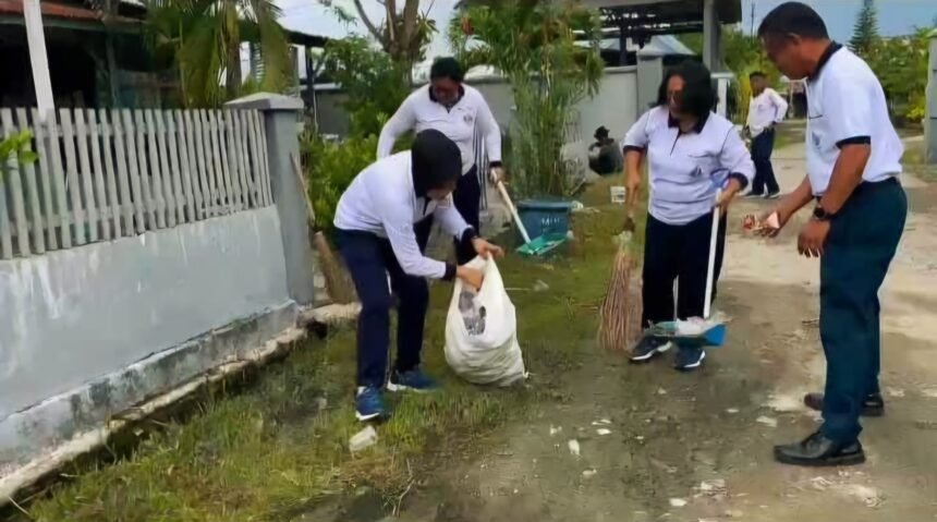 Kebersihan untuk lingkungan sehat di Komplek Lanal Palu, (21/11/2024).