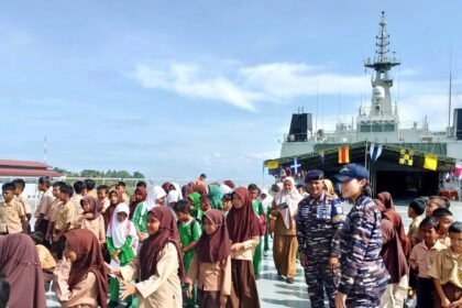 Tingkatkan pengetahuan generasi muda tentang angkatan laut, KRI Banjarmasin-592 dan Lanal Palu gelar Open Ship Tour di Kota Palu, (24-26/11/2024).