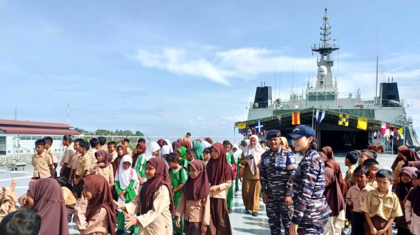 Tingkatkan pengetahuan generasi muda tentang angkatan laut, KRI Banjarmasin-592 dan Lanal Palu gelar Open Ship Tour di Kota Palu, (24-26/11/2024).
