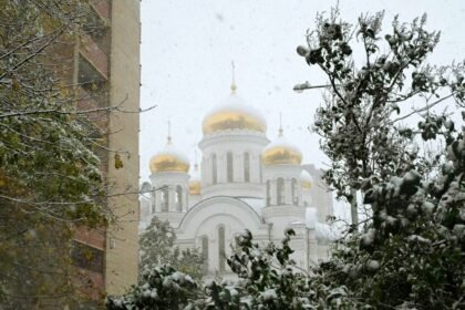 Gereja Ortodoks Rusia dengan kubah emas yang tertutup salju. (nt/ho)