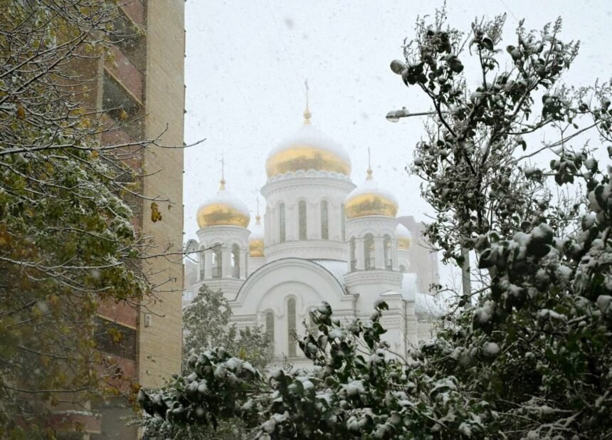 Gereja Ortodoks Rusia dengan kubah emas yang tertutup salju. (nt/ho)