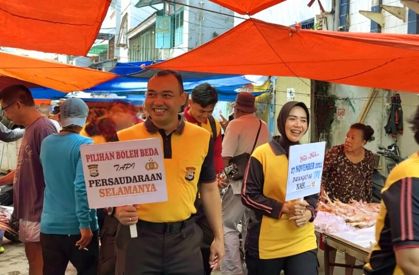 Kapolres Pelabuhan Makassar mengajak warga sukseskan pilkada dengan jalan kaki ke pasar dan lorong-lorong.