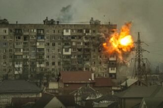 Sebuah ledakan terjadi di sebuah gedung apartemen di Jalan Mytropolytska 110, setelah sebuah tank tentara Rusia menembaki gedung tersebut di Mariupol, Ukraina tempo lalu, Jumat (11/3/2022). (ap/ho/mp)