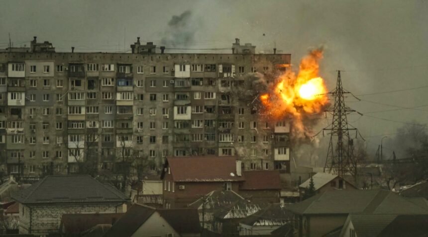 Sebuah ledakan terjadi di sebuah gedung apartemen di Jalan Mytropolytska 110, setelah sebuah tank tentara Rusia menembaki gedung tersebut di Mariupol, Ukraina tempo lalu, Jumat (11/3/2022). (ap/ho/mp)