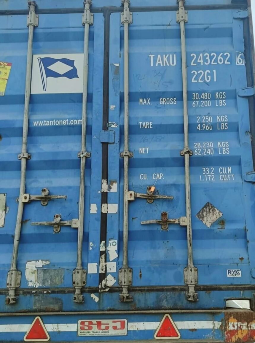 Dua kontainer TANTO dengan nomor TAKU 236907-7 dan TAKU 243262-6 diduga berisi material batu galena. (AI/HO/MP)