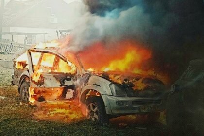 Api melahap mobil yang terkena ledakan rudal di pemukiman Petah Tikva, (24/11/2024). (qudsn/ho/mp)