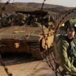 Pergerakan tank Israel di zona penyangga. Kolase: Tentara Israel berjaga di gerbang pagar keamanan dekat Garis Alpha yang memisahkan Dataran Tinggi Golan yang dianeksasi Israel dari Suriah, di kota Majdal Shams, Senin, 9 Desember 2024. (AP/ho)