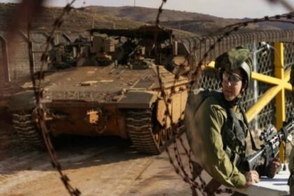 Pergerakan tank Israel di zona penyangga. Kolase: Tentara Israel berjaga di gerbang pagar keamanan dekat Garis Alpha yang memisahkan Dataran Tinggi Golan yang dianeksasi Israel dari Suriah, di kota Majdal Shams, Senin, 9 Desember 2024. (AP/ho)