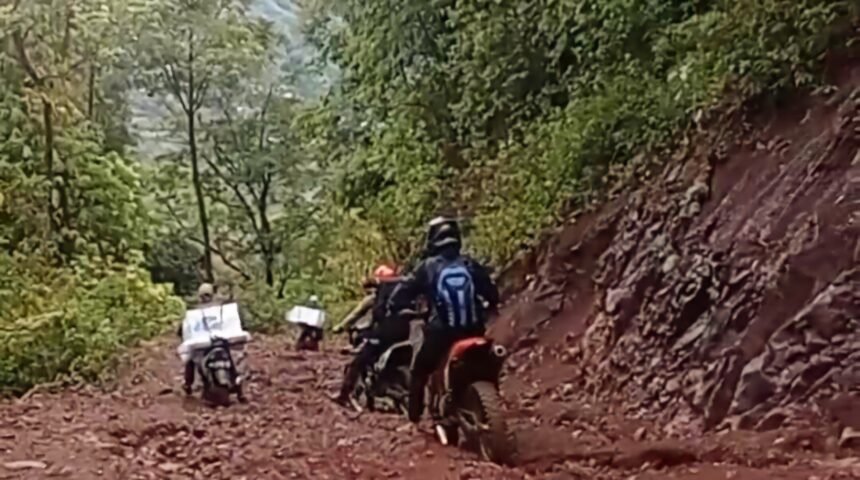 logistik pemilu dari TPS 001 di Dusun Patuku, Desa Parigi, Kecamatan Tinggimoncong.