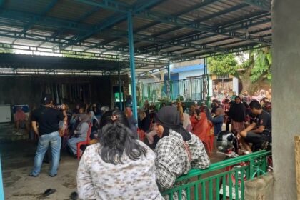 Ratusan warga Mappala gelar protes terkait Pendaftaran Tanah Sistematis Lengkap (PTSL) di Kelurahan Pangkabinanga, Kabupaten Gowa, (7/12/2024). (Foto/R35)