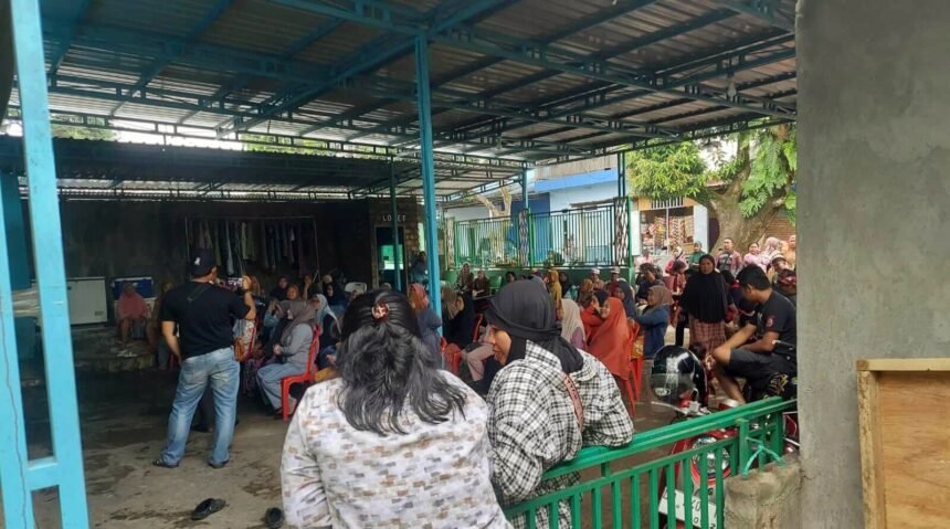 Ratusan warga Mappala gelar protes terkait Pendaftaran Tanah Sistematis Lengkap (PTSL) di Kelurahan Pangkabinanga, Kabupaten Gowa, (7/12/2024). (Foto/R35)