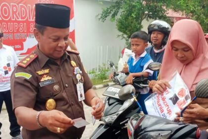 Padeli didampingi oleh Kepala Seksi Intelijen, Kepala Seksi Pidana Khusus, dan seluruh jajaran Kejari Enrekang, turun ke jalan membagikan stiker dan kaos bertema antikorupsi kepada masyarakat dan pengendara yang melintas, (9/12/2024). (Foto/IY/mediapesancom)