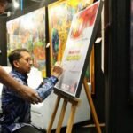 Asosiasi Pelukis Nusantara (ASPEN) menggelar pameran seni lukis bertajuk “Harmoni Merah Putih Nusantara” di Menara Imperium, Jakarta, pada 7-14 Desember 2024. Tampak Menteri Kebudayaan, Fadli Zon, melakukan tandatangan.