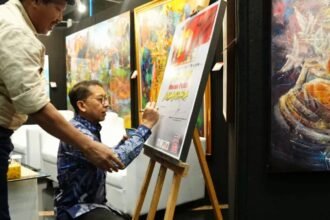 Asosiasi Pelukis Nusantara (ASPEN) menggelar pameran seni lukis bertajuk “Harmoni Merah Putih Nusantara” di Menara Imperium, Jakarta, pada 7-14 Desember 2024. Tampak Menteri Kebudayaan, Fadli Zon, melakukan tandatangan.