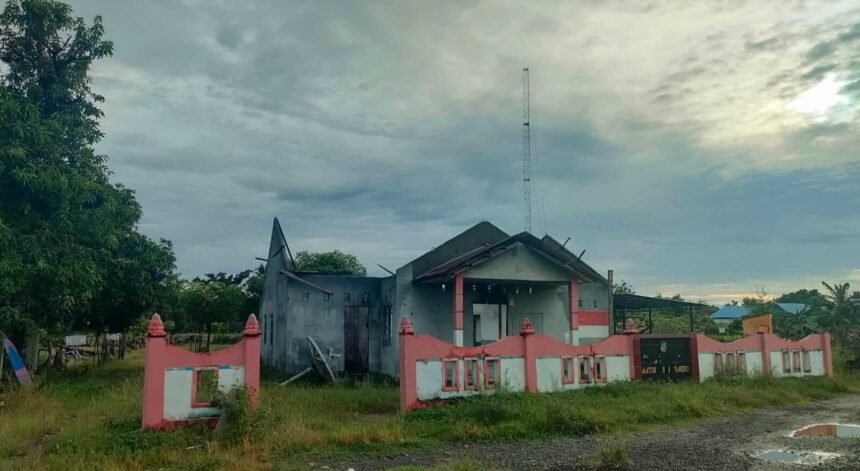 Tampak Kantor Desa Maroneng rusak parah, (17/12/2024). (foto/sh/ho)