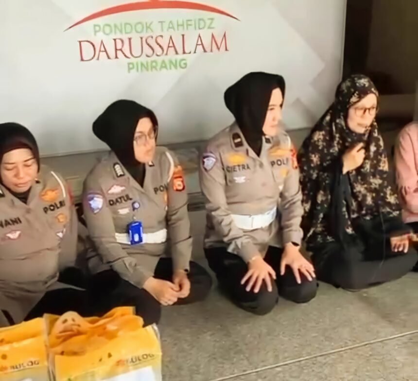 Dalam giat "Jumat Berkah" Polwan Samsat Polres Pinrang.