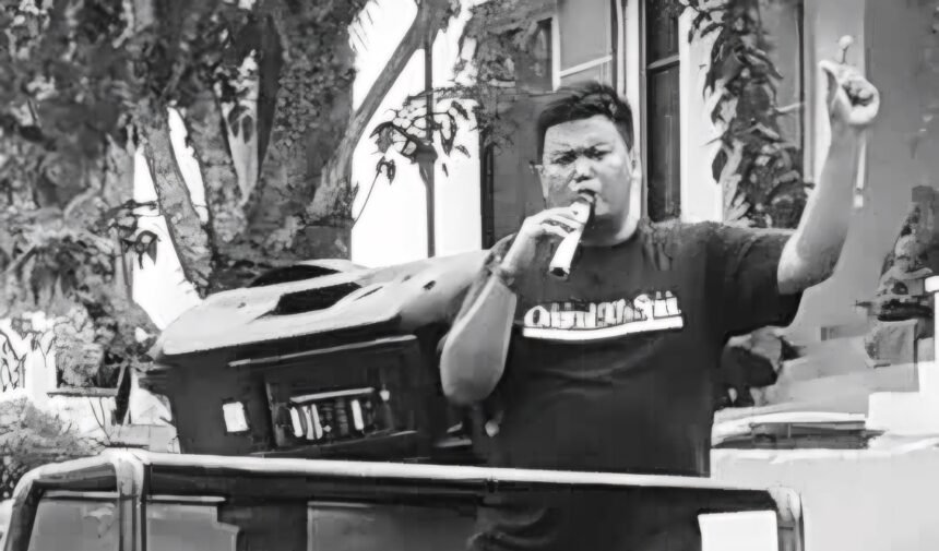 Kasus dugaan pemotongan SPPD di Enrekang, Aktivis Abjhie, anggota Koalisi Masyarakat Peduli Enrekang (KOMPLEN) gelar aksi. (foto:iy/enrekang)