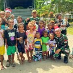 Satgas Yonif 131/BRS tebar kebahagiaan di Kampung Pund, Keerom, (24/12/2024).