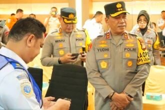 Kapolres Pelabuhan Makassar dampingi Kapolda Sulsel pantau arus mudik 2024 via zoom.