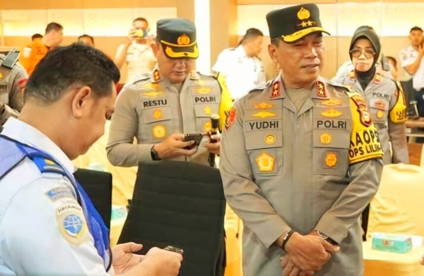 Kapolres Pelabuhan Makassar dampingi Kapolda Sulsel pantau arus mudik 2024 via zoom.