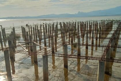 Pembangunan lapangan futsal mangkrak, negara diduga rugi di Desa Kaki Air, Kecamatan Teluk Kaiely, Kabupaten Buru. (sk/ho)