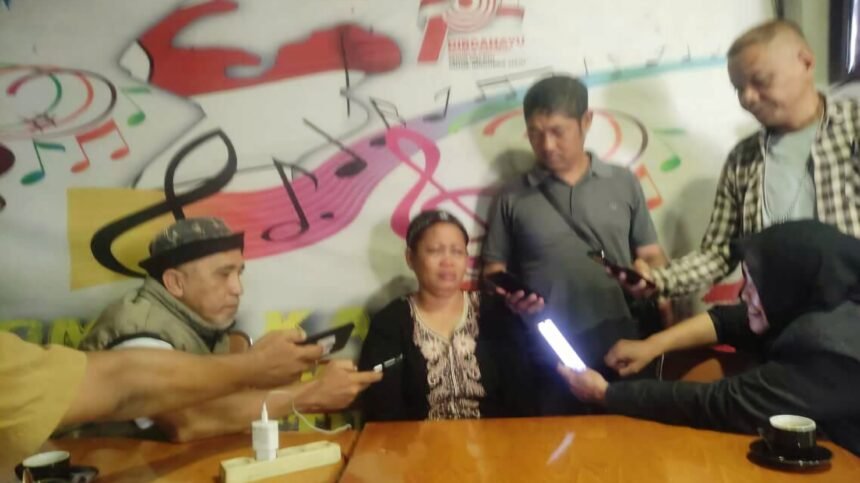 Di sebuah warung kopi di Jl. Gunung Nona pada 30 Desember 2024, Hj. Nurcaya menyatakan kekecewaannya.