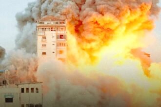 Lebih dari 40 warga Palestina menjadi martir ketika pendudukan mengebom sebuah rumah keluarga “Al-Araj”, yang menampung puluhan pengungsi, di daerah Tal Al-Zaatar, sebelah utara Jalur Gaza, (01/12/2024). (qudsn/ho)