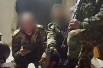 Tentara Suriah menangkap beberapa teroris Takfiri yang mencoba menyusup ke salah satu posisi tentara di poros kota Salmi di pinggiran utara Latakia. (tasnim/ho)