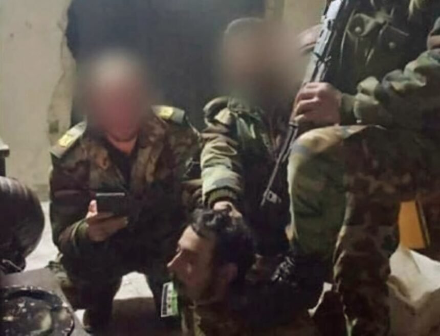 Tentara Suriah menangkap beberapa teroris Takfiri yang mencoba menyusup ke salah satu posisi tentara di poros kota Salmi di pinggiran utara Latakia. (tasnim/ho)