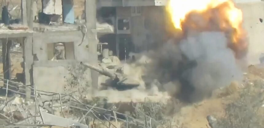 Tampak tank Zionis dengan ledakan  perangkat "Shawaz" di daerah "Al-Tawam" sebelah utara Kota Gaza, Desember 2024.(qsm/ho)