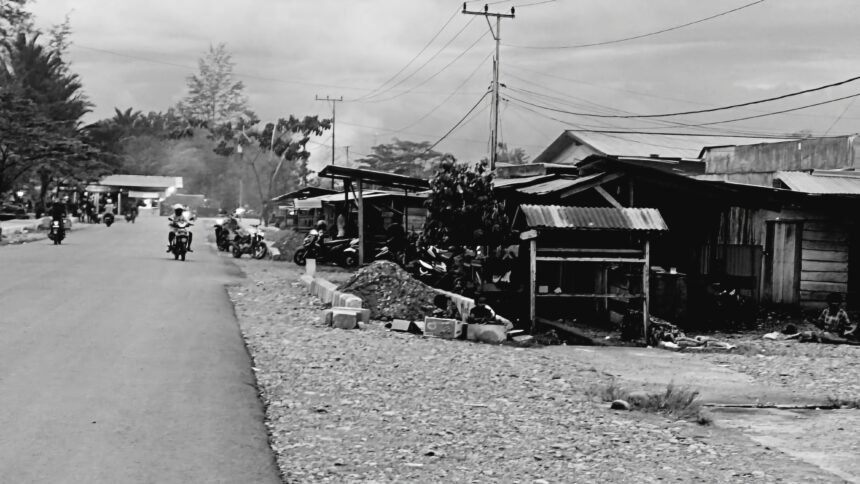 Pemandangan jalan protokol Kota Dekai, Kabupaten Yahukimo, Papua Pegunungan. (kawat timur/ho)