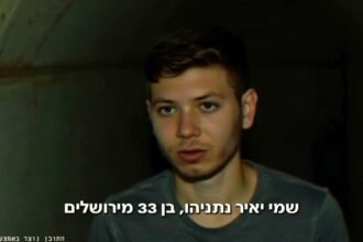 Keluarga para tahanan merilis video berbasis kecerdasan buatan yang menampilkan "Yair Netanyahu," putra Perdana Menteri Netanyahu, seolah-olah ditahan di dalam "terowongan Hamas." Video ini bertujuan menggambarkan penderitaan para tahanan dan mendesak pemerintah meningkatkan upaya pemulangan mereka, (4/12/2024).(video/screenshot/Ibrani 12/Qudsn/ho)