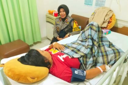 Kapolsek Ujung Tanah, Kompol Andriyani Lilikay, melakukan kunjungan ke rumah salah satu personelnya.