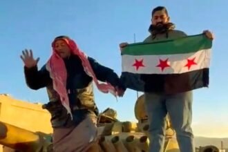 Propagandis Jihadis Joulani gagah-gagahan di atas tank, ujung-ujungnya terperosok Lubang! (pp/ho)