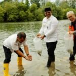 Penjabat Gubernur Aceh lepas bibit ikan dan tanam pohon di Lhoknga.