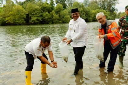 Penjabat Gubernur Aceh lepas bibit ikan dan tanam pohon di Lhoknga.