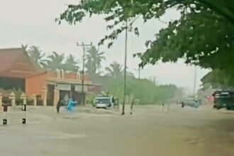 Jalan poros Makassar-Parepare terendam banjir, Sabtu (21/12/2024). (@nasrulrustan22/ho)