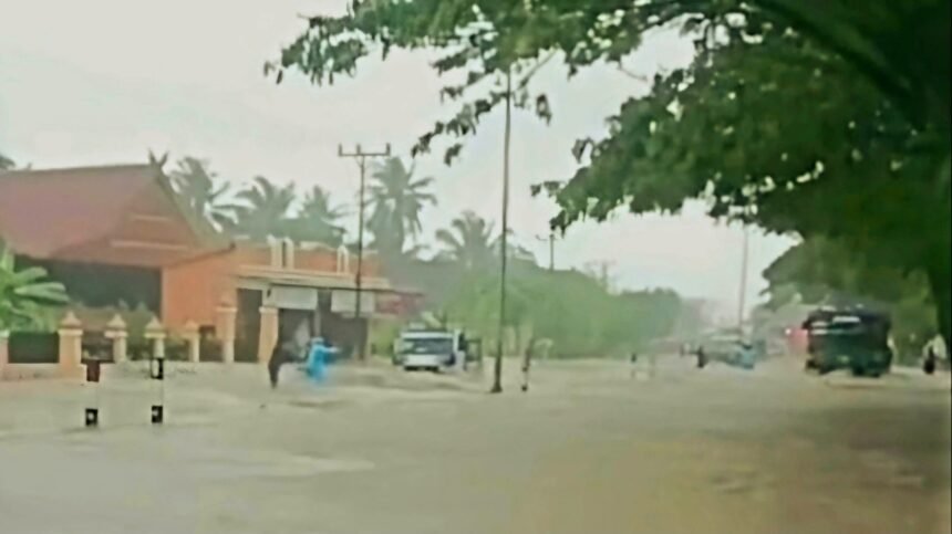 Jalan poros Makassar-Parepare terendam banjir, Sabtu (21/12/2024). (@nasrulrustan22/ho)