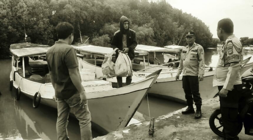 Kapolsek Mapsu ingatkan pentingnya keselamatan transportasi laut, (24/12/2024).