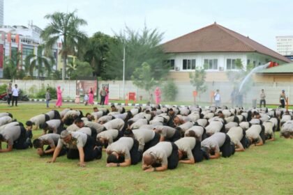 Ratusan personel Polres Metro Tangerang Kota naik pangkat yang digelar pada Selasa (31/12/2024) di Lapangan Mapolres, Jalan Perintis Kemerdekaan, Kelurahan Babakan, Kecamatan Tangerang, Kota Tangerang, Banten.