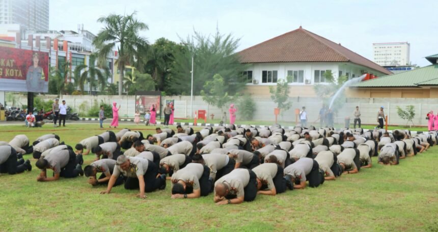 Ratusan personel Polres Metro Tangerang Kota naik pangkat yang digelar pada Selasa (31/12/2024) di Lapangan Mapolres, Jalan Perintis Kemerdekaan, Kelurahan Babakan, Kecamatan Tangerang, Kota Tangerang, Banten.
