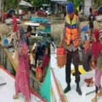 Polisi peduli Anak dan lansia di Dermaga Paotere, Makassar. 