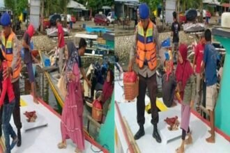 Polisi peduli Anak dan lansia di Dermaga Paotere, Makassar. 