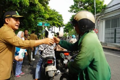 Perum Perhutani Jatim sedang bagikan bibit pohon kewarga, (2/1/2025).