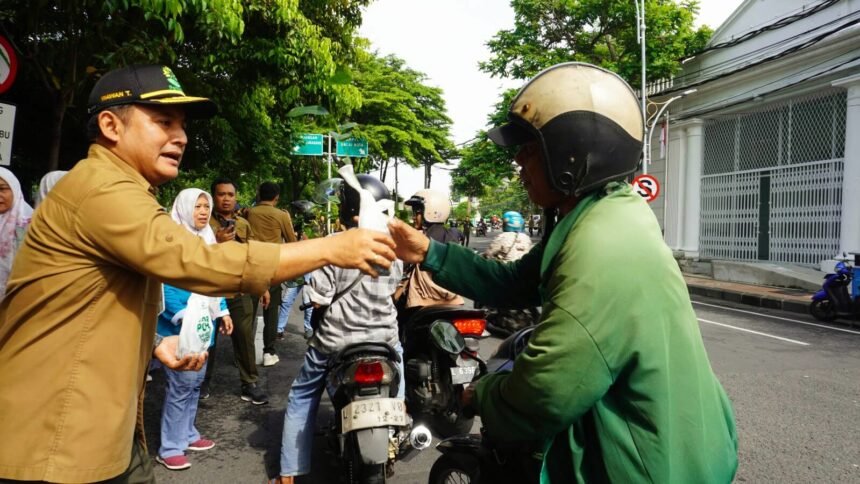 Perum Perhutani Jatim sedang bagikan bibit pohon kewarga, (2/1/2025).