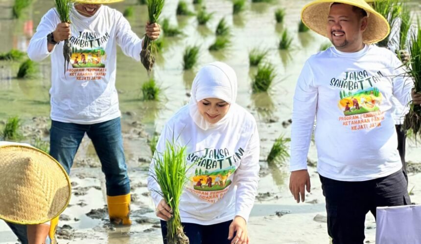 Jaksa Sahabat Tani: Kegiatan tanam padi di Gresik, (8/1/2025). (dok. kejati jatim/wakomindo/ho/mp)