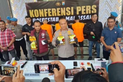 Kapolrestabes Makassar, Brigjen Pol Mokhamad Ngajib, menjelaskan pengungkapan peredaran 3 kilogram Sabu jaringan internasional, (9/1/2025). (bara)