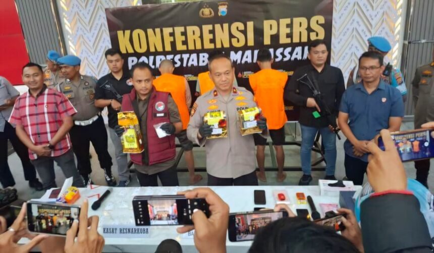 Kapolrestabes Makassar, Brigjen Pol Mokhamad Ngajib, menjelaskan pengungkapan peredaran 3 kilogram Sabu jaringan internasional, (9/1/2025). (bara)